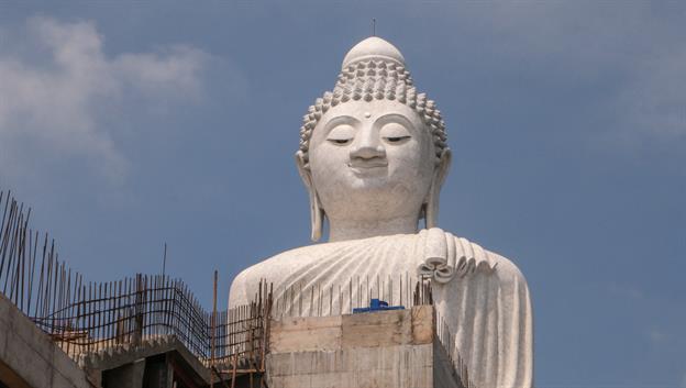 Von Chalong bis Nai Harn, von welcher Seite man immer ins Innere der Insel Phuket blickt, bleibt das Auge an der grossen Marmorstatue auf dem Hügel Khao Nakkerd hängen. Selbst von unserem Ankerplatz vor Au Chalong thront der Buddha über Phuket und blickt genau in unsere Richtung ...